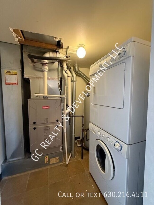 Building Photo - 220 Des Plaines Ave