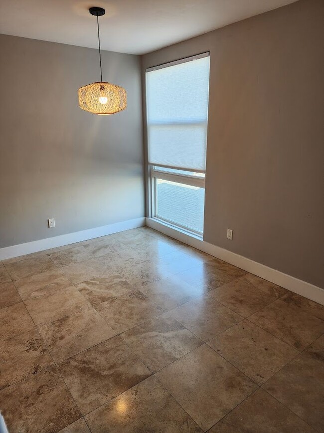 Building Photo - Remodeled 1 Bedroom Condo in the Heart of ...