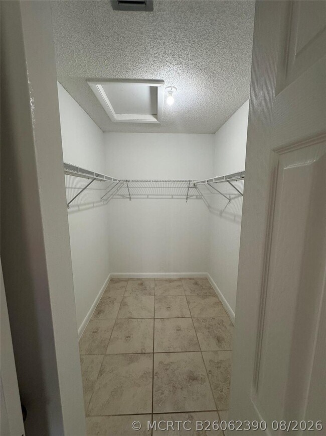 Building Photo - 445 Lakeview Dr