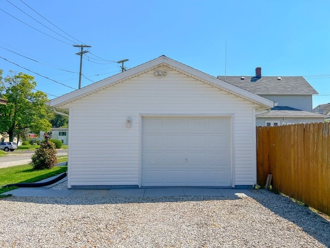 Building Photo - 681 Maple Ave