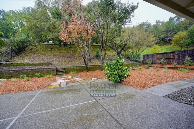 Building Photo - 75 Stasia Dr