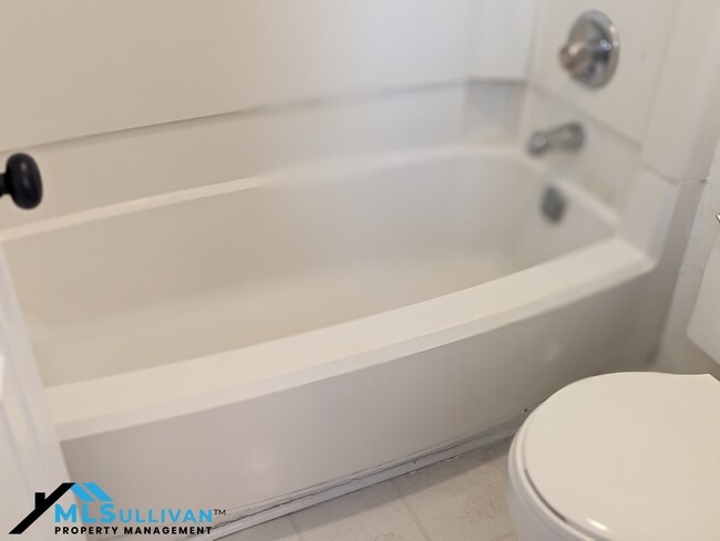 Building Photo - 4100-4105 Five Oaks Dr