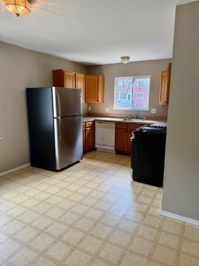 Building Photo - NEW RENTAL! Available Now