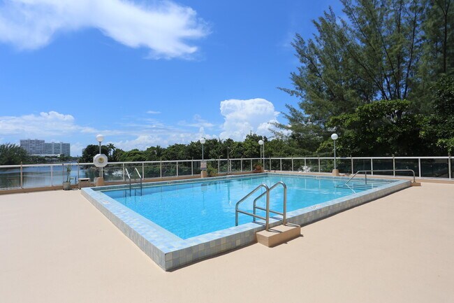 Building Photo - 3000 Holiday Dr
