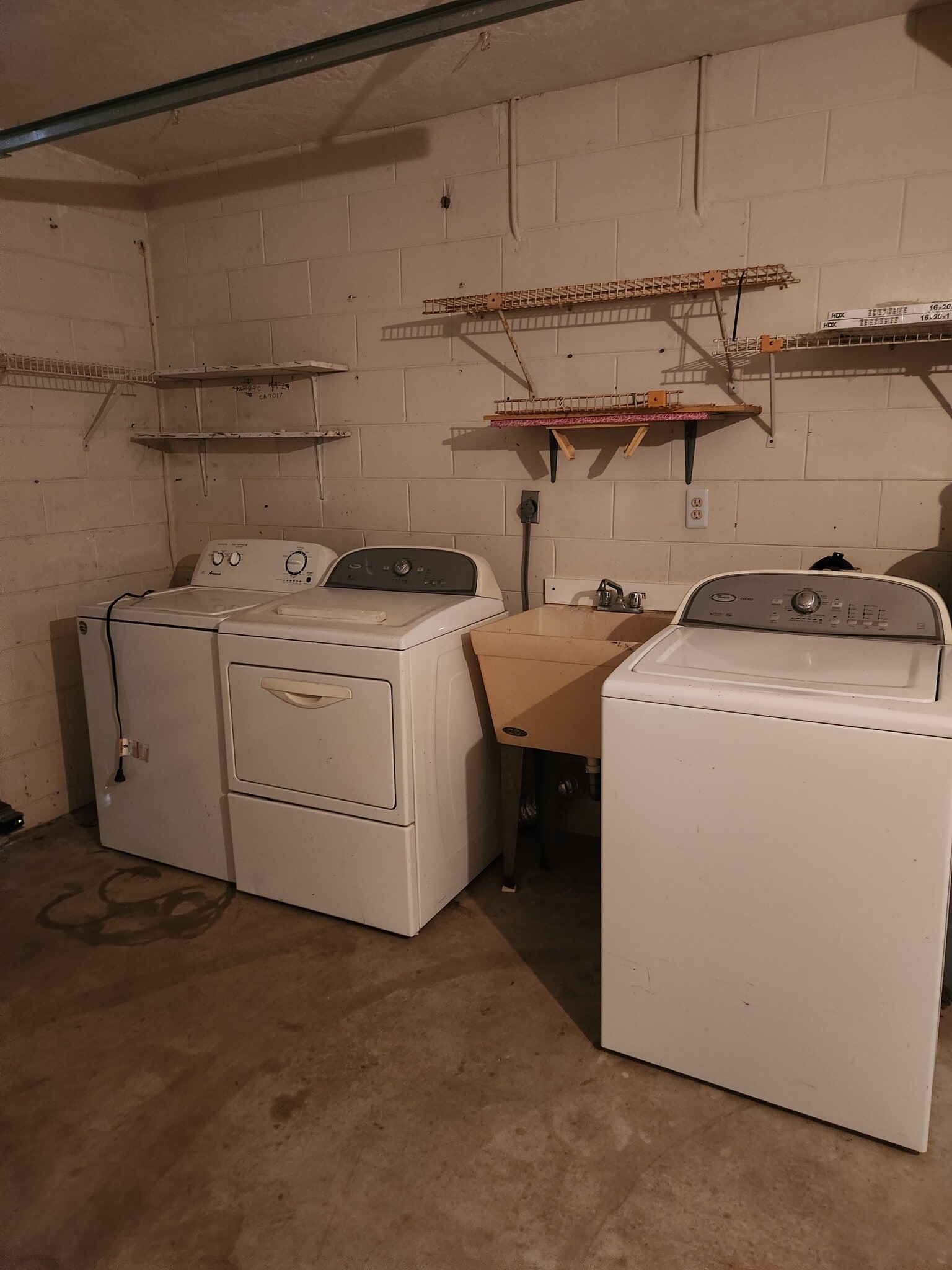 Building Photo - 415 Shangri La Cir