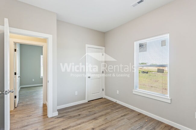 Building Photo - Brand new duplex