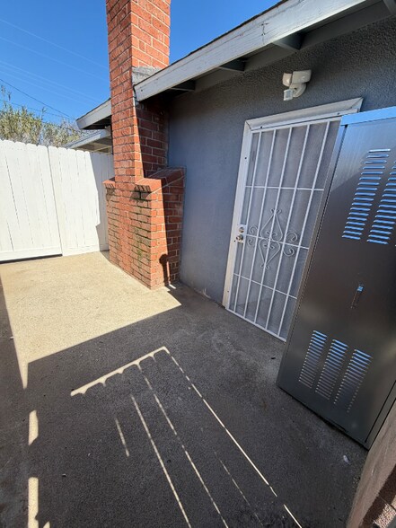 Building Photo - 2828 W 7th St