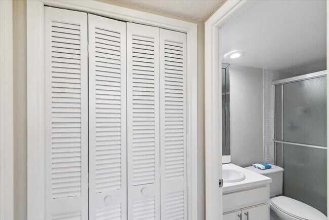 Building Photo - 3080 N Course Dr