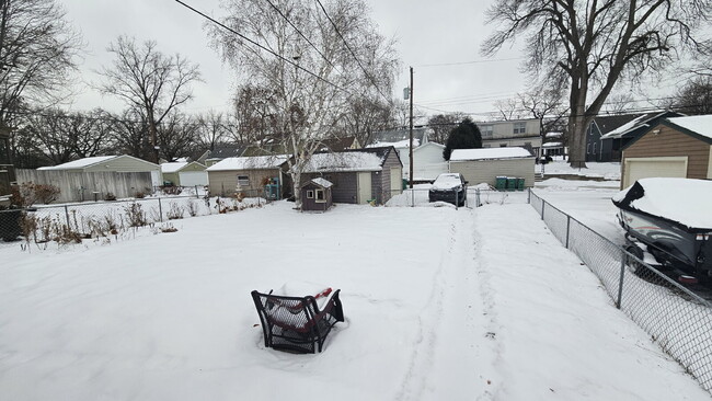 Building Photo - "Excellent 3-Bedroom Townhouse Retreat in St. Louis Park - 1359 Sq Ft of Comfort!"
