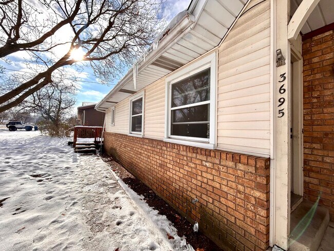 Building Photo - Ivanrest 3689-3695