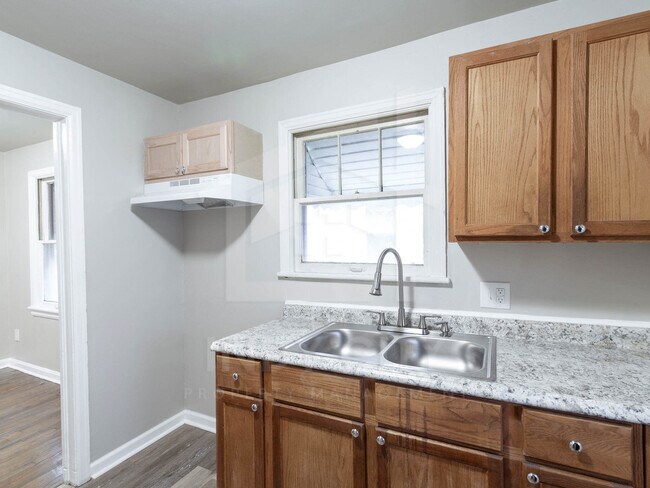 Building Photo - 610 S Sherman Dr
