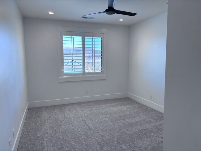 Building Photo - Beautiful 5 Bed 3.5 bath near Sunrise Valley Park In Washington.