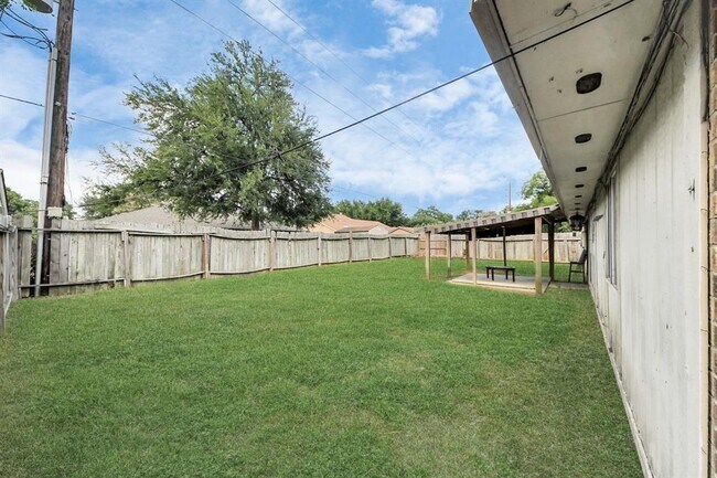 Building Photo - 13610 Piney Oaks Dr