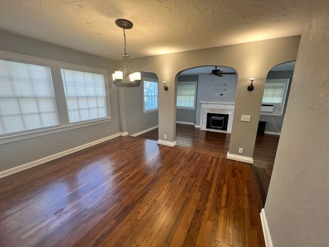 Building Photo - Jordan/Johnson Area!