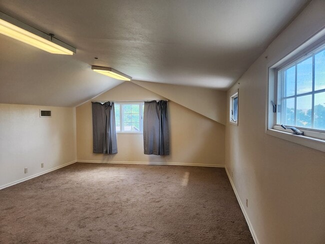 Building Photo - West Valley 3 bedroom country home with 3 bay shop