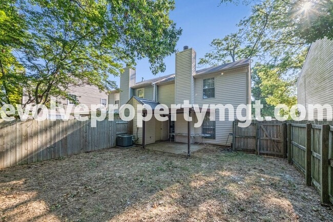 Building Photo - 2481 Chiswood St