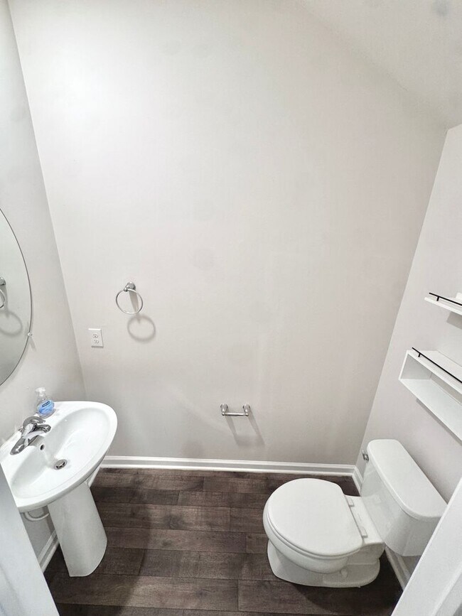 Building Photo - NEWER THREE BEDROOM TOWNHOME