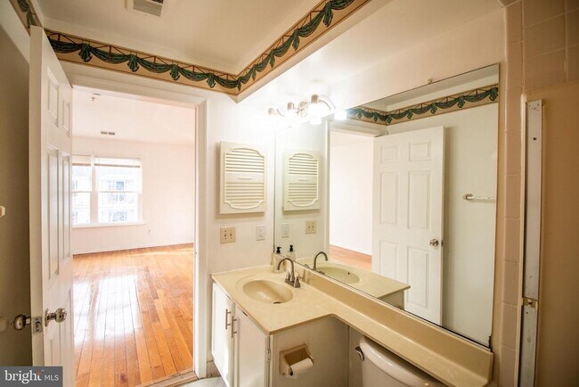 Building Photo - 1337 Waterford Dr