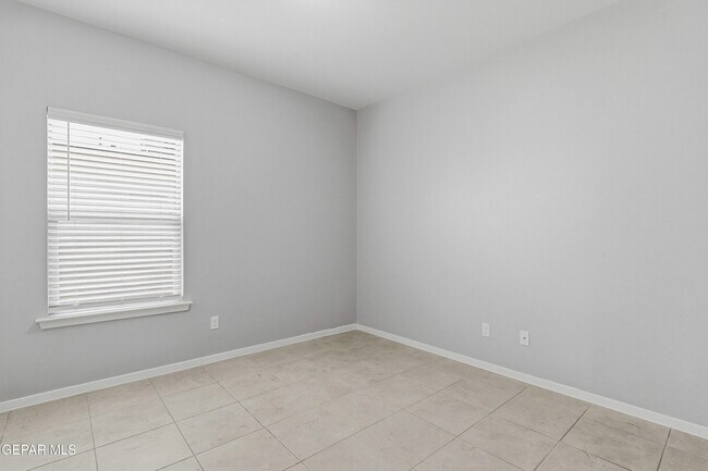 Building Photo - 11500 Summer Dr