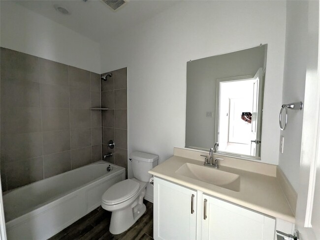 Building Photo - 14601 Little Water Dr