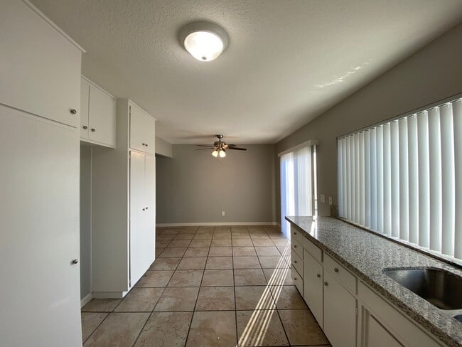 Building Photo - 3 BEDROOM 2 BATH HOUSE LOCATED CLOSE TO SC...