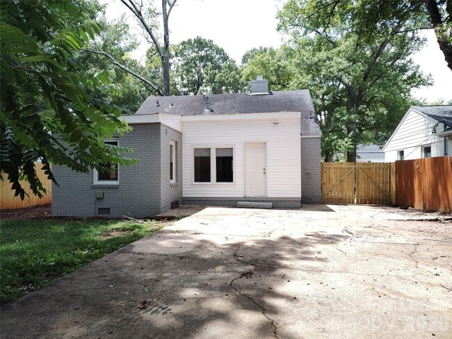 Building Photo - 1405 Shamrock Dr