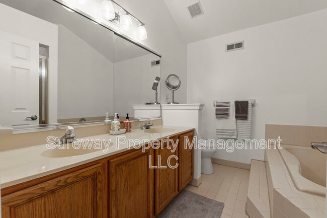 Building Photo - 2028 Greenes Way Cir
