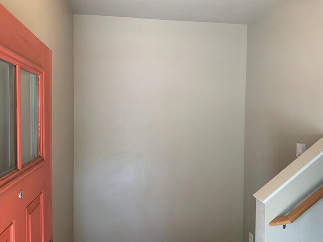 Building Photo - Move In Special!!  Close to Campus on 14th...