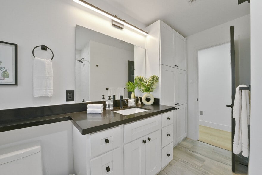 Building Photo - 5122 Hialeah Dr