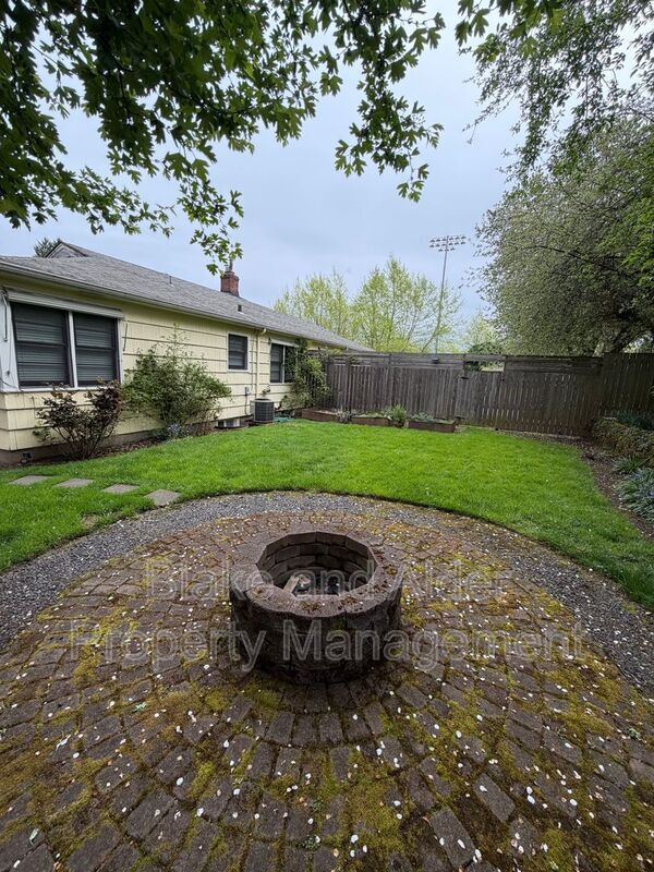 Building Photo - 5226 SE Clinton St