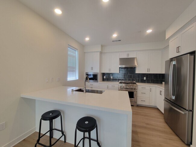 Building Photo - Two-bedroom, two-and-a-half-bath tri-level townhouse located in Arcadia, CA