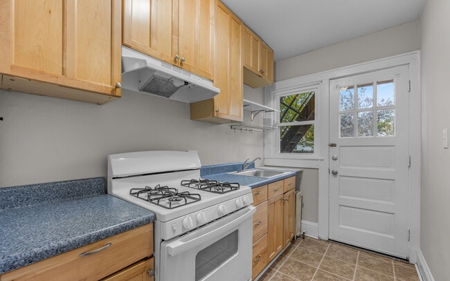 Building Photo - 819 W 51st St