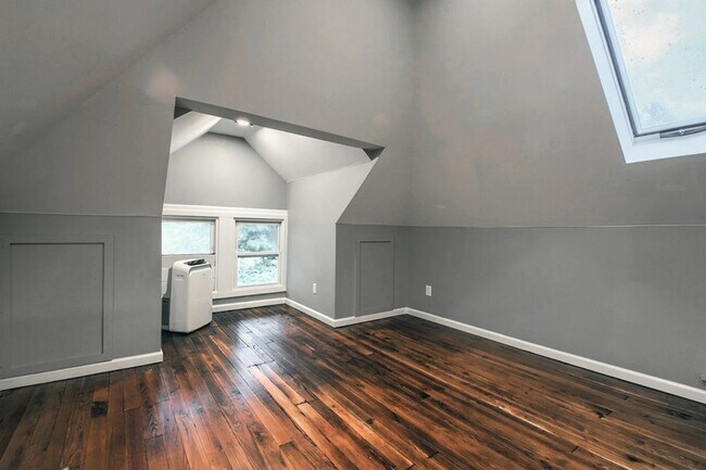 Building Photo - 2091 Summit St