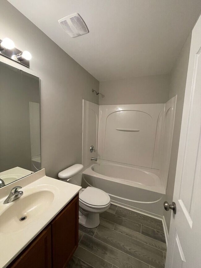 Building Photo - Spacious 4 bedroom, 2 full bath, 2 story town home