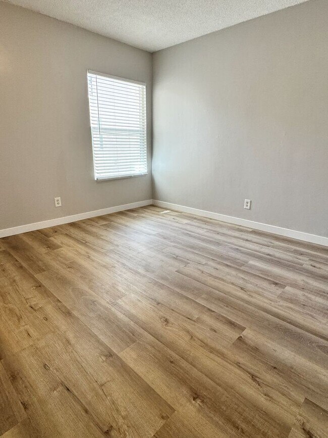 Building Photo - Bright Ground-Level 2-Bedroom with Great Storage