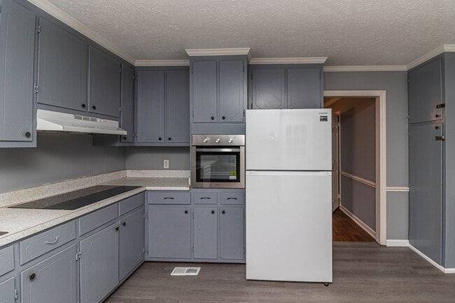 Building Photo - SPACIOUS Brick Home ~ Great location close...