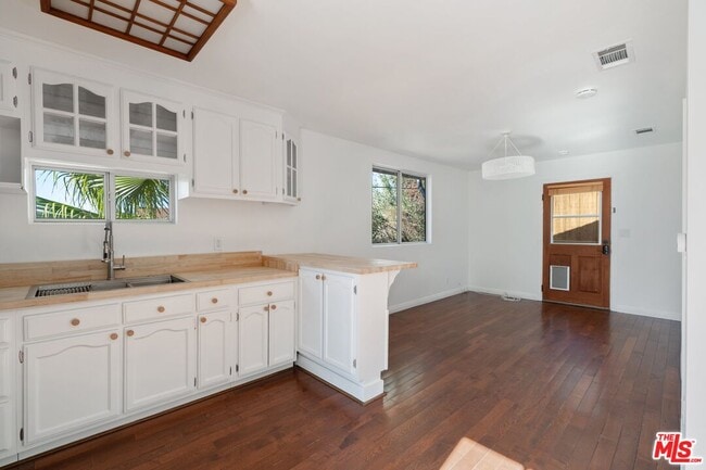Building Photo - 4011 Sunset Dr