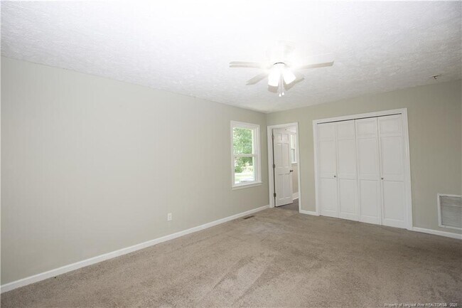 Building Photo - 906 N Glenwood Trail