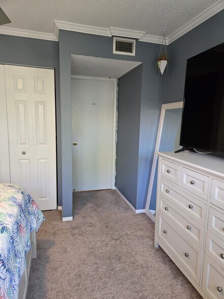 Building Photo - 5242 NE 6th Ave