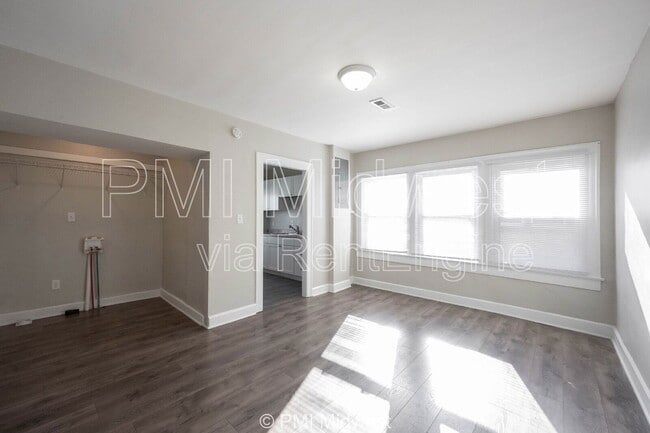 Building Photo - 5045 E 10th St