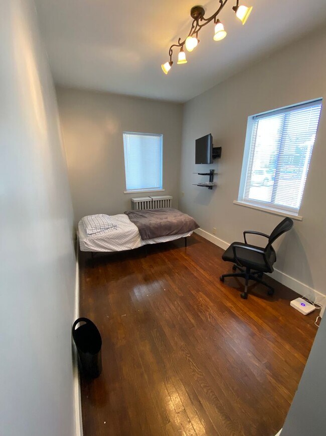 Building Photo - Charming 5 Bed 2 Bath House in Carnegie!