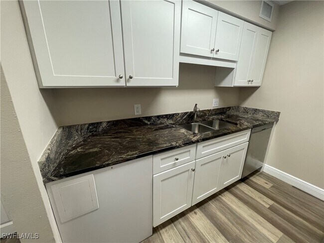 Building Photo - 5325 Summerlin Rd