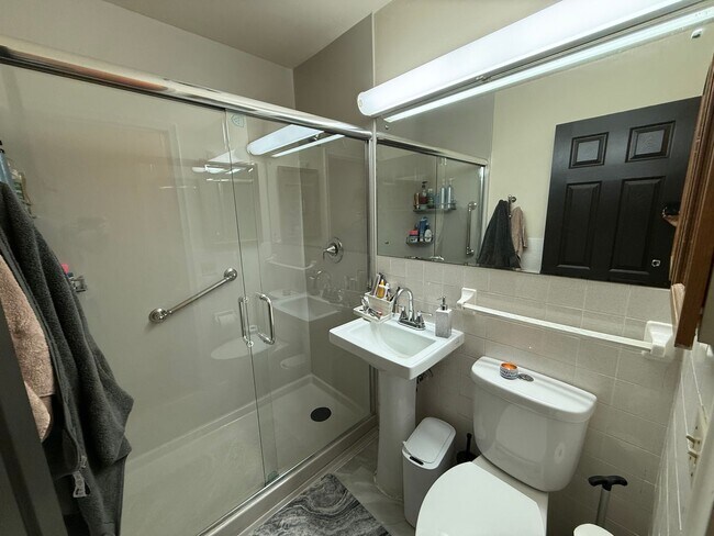 Building Photo - Beautiful 4 bed 2.5 Bath Bloomington SF Ho...