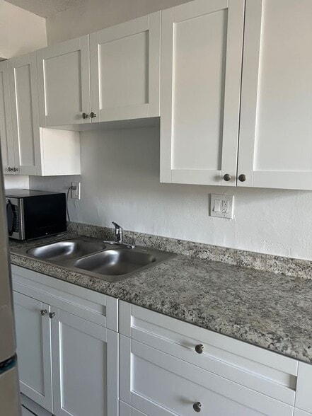 Building Photo - 374 Sunshine Dr