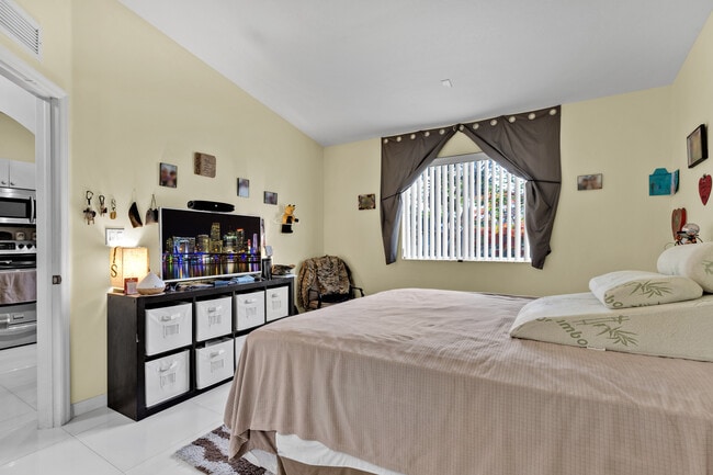 Building Photo - 3395 NE 9th Dr