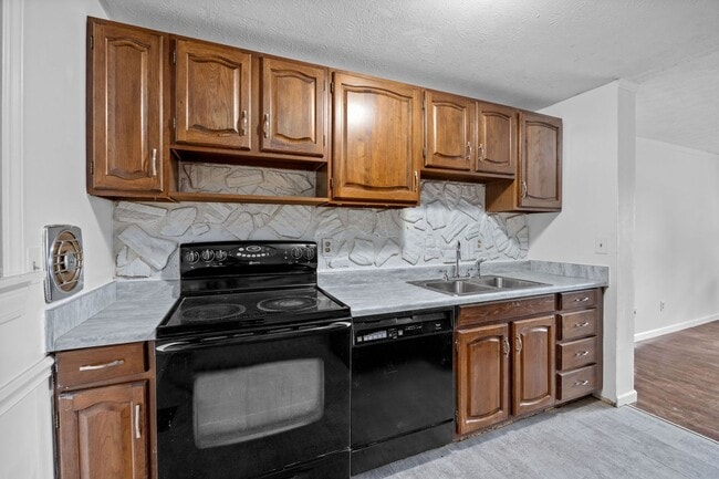 Building Photo - PLEASANT RUN - Well cared for 3 bed ranch ...