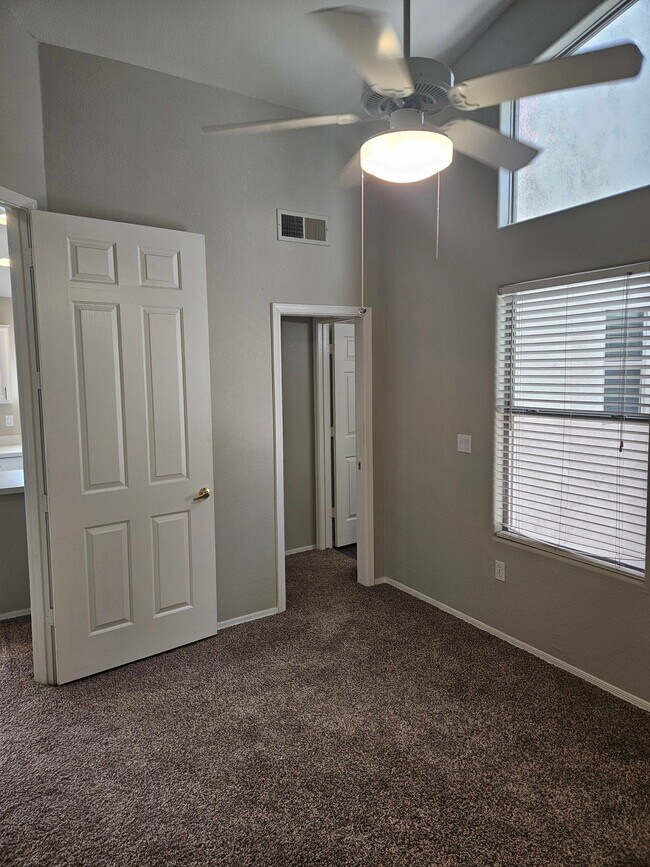 Building Photo - 7520 E Earll Dr