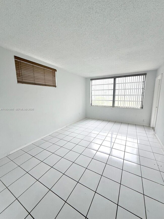 Building Photo - 1601 NE 191st St