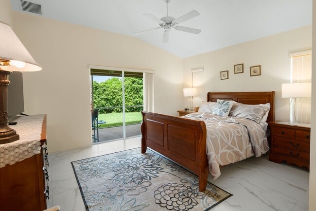 Building Photo - Cute and Cozy Furnished Family home on the Island..Available NOW. Reduced to $3,500/mo