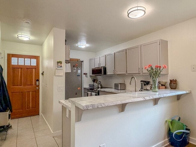Building Photo - 2 bed/2.5 bath Townhome with Bonus Loft Space in North Seattle, $2,800/mo.